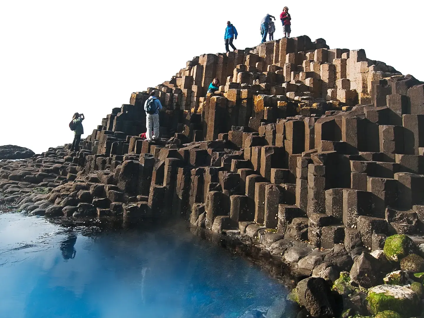 Eine Reisegruppe erkundet die berühmten hexagonalen Basaltsäulen des Giant's Causeway, UNESCO-Welterbe in Nordirland.