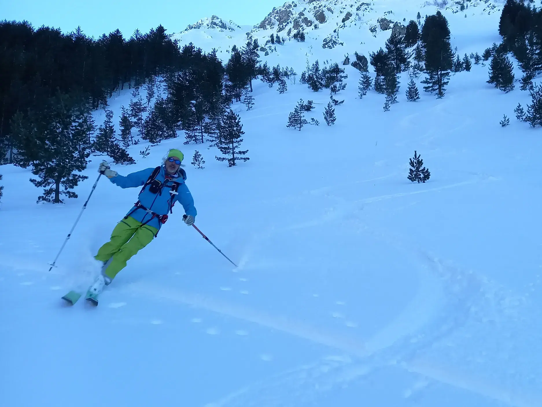 Ein Skitourengeher zieht bei einer Abfahrt im Sharr-Gebirge im Kosovo weite Spuren durch den unberührten Pulverschnee.