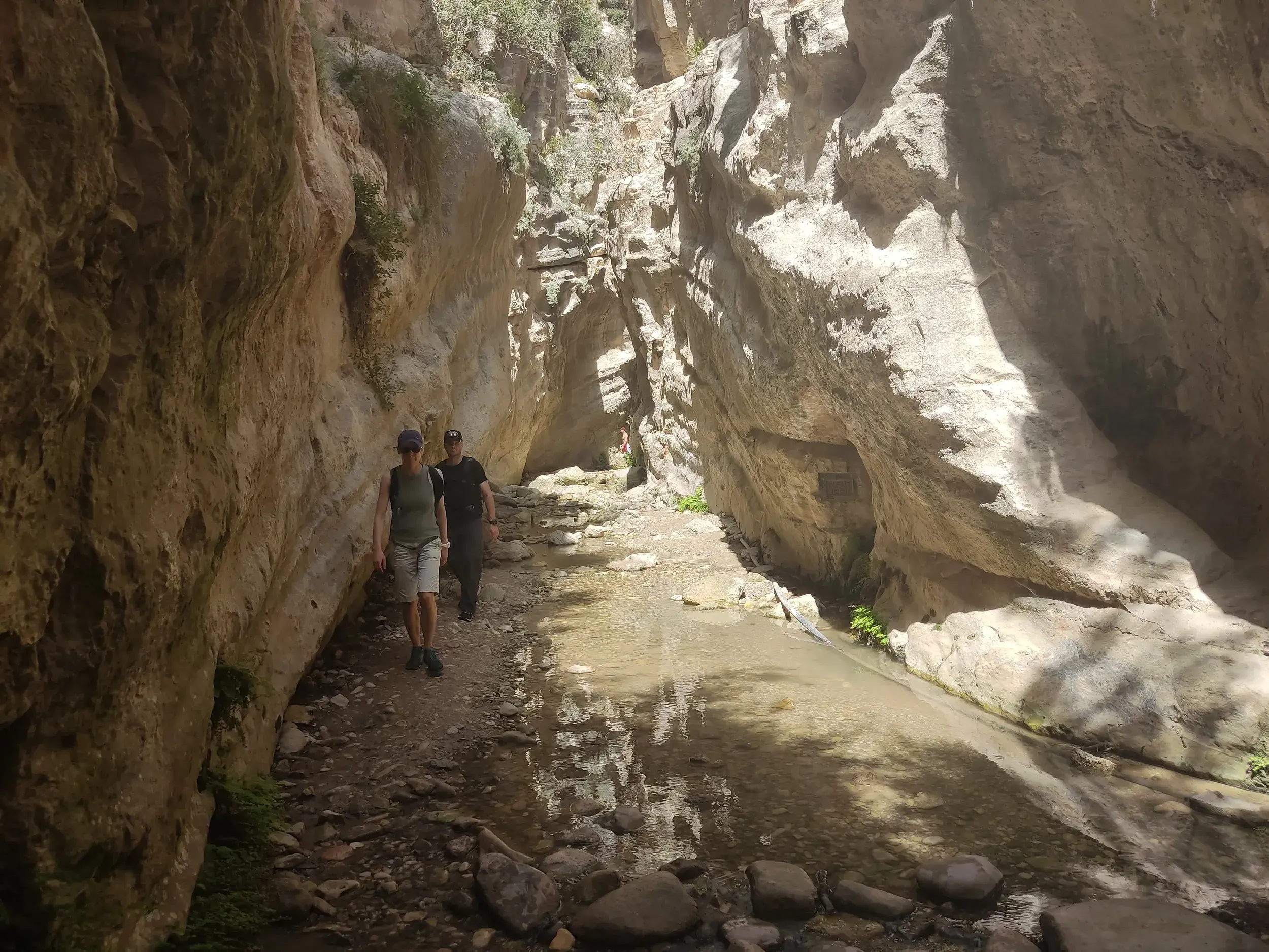 Zwei Wanderer auf einem Pfad durch die schroffen Kalksteinfelsen der engen Avakas-Schlucht auf Zypern.