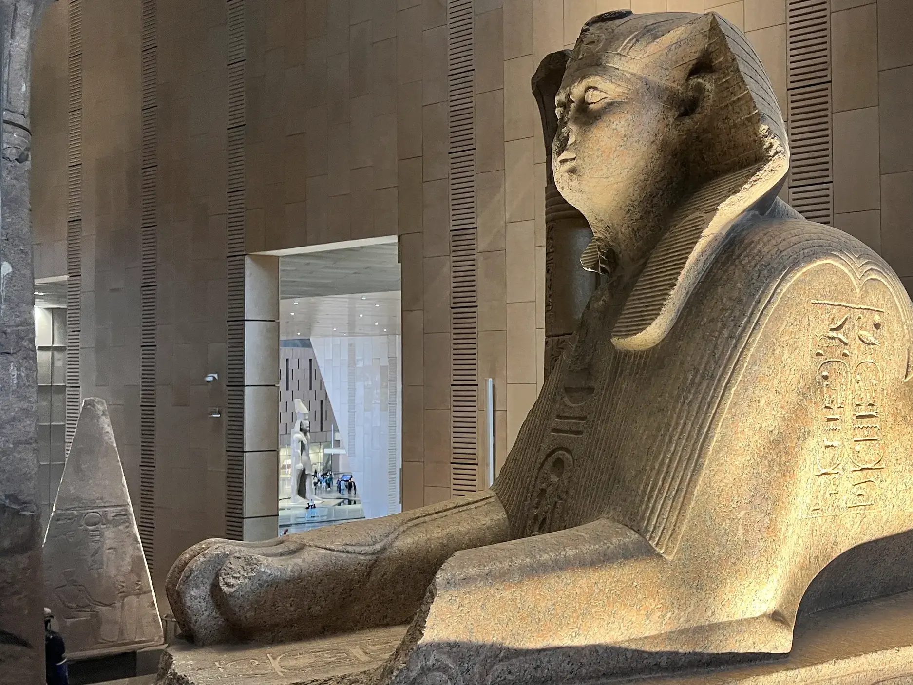 Imposante Sphinx-Statue mit Hieroglyphen, ein antiker Kunstschatz ausgestellt im Grand Egyptian Museum in Kairo.
