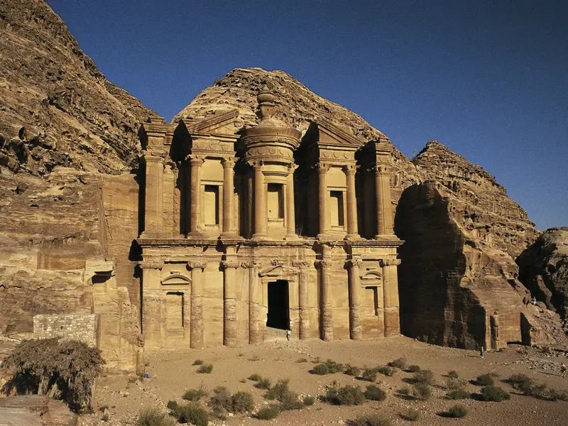 Die monumentale Fassade des Klosters Ad-Deir, kunstvoll in die Sandsteinfelsen der antiken Stadt Petra in Jordanien gehauen.
