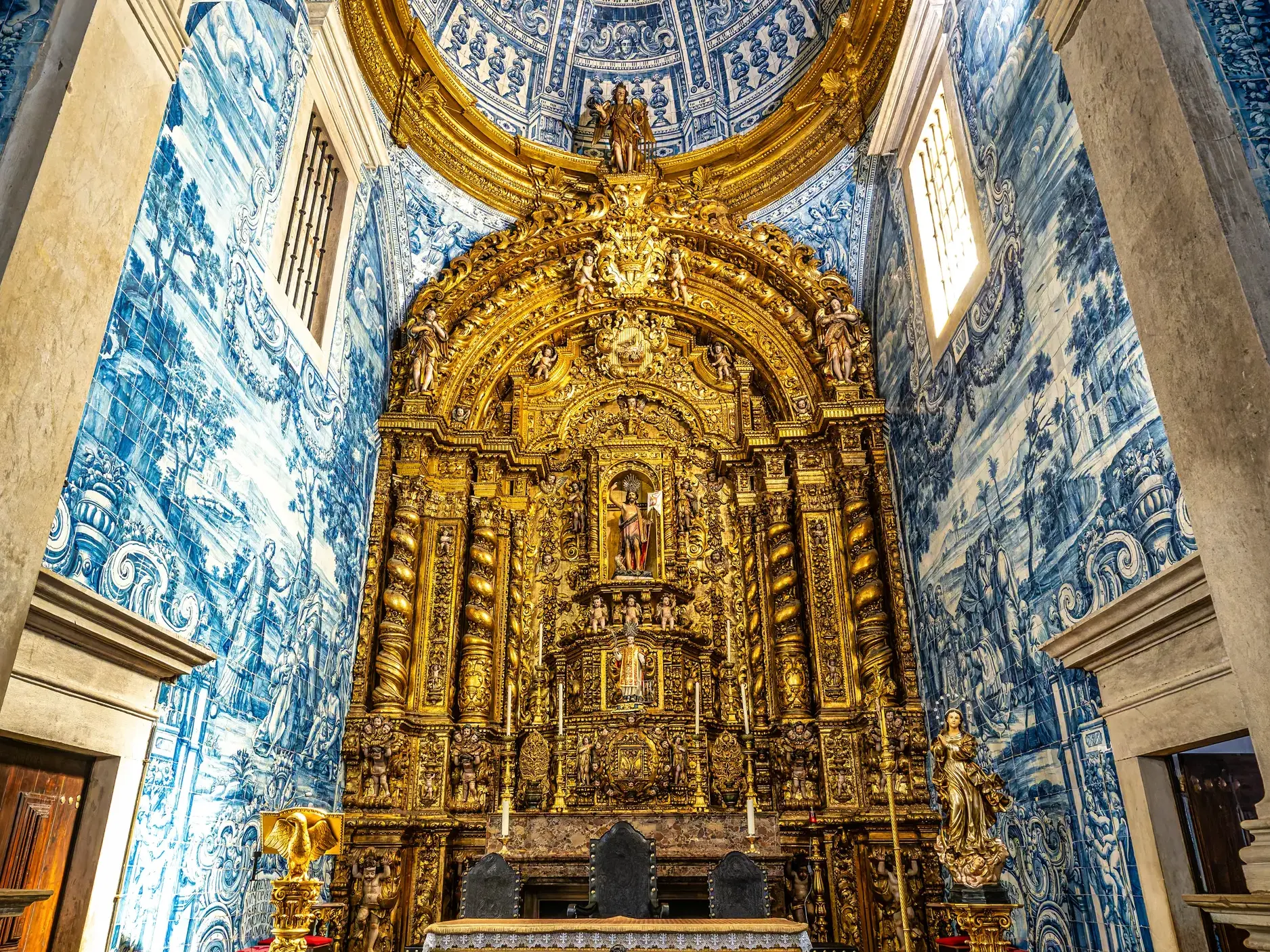 Prächtiger goldener Barockaltar und blaue Azulejo-Kacheln in der Kirche Sao Lourenco in Almancil
