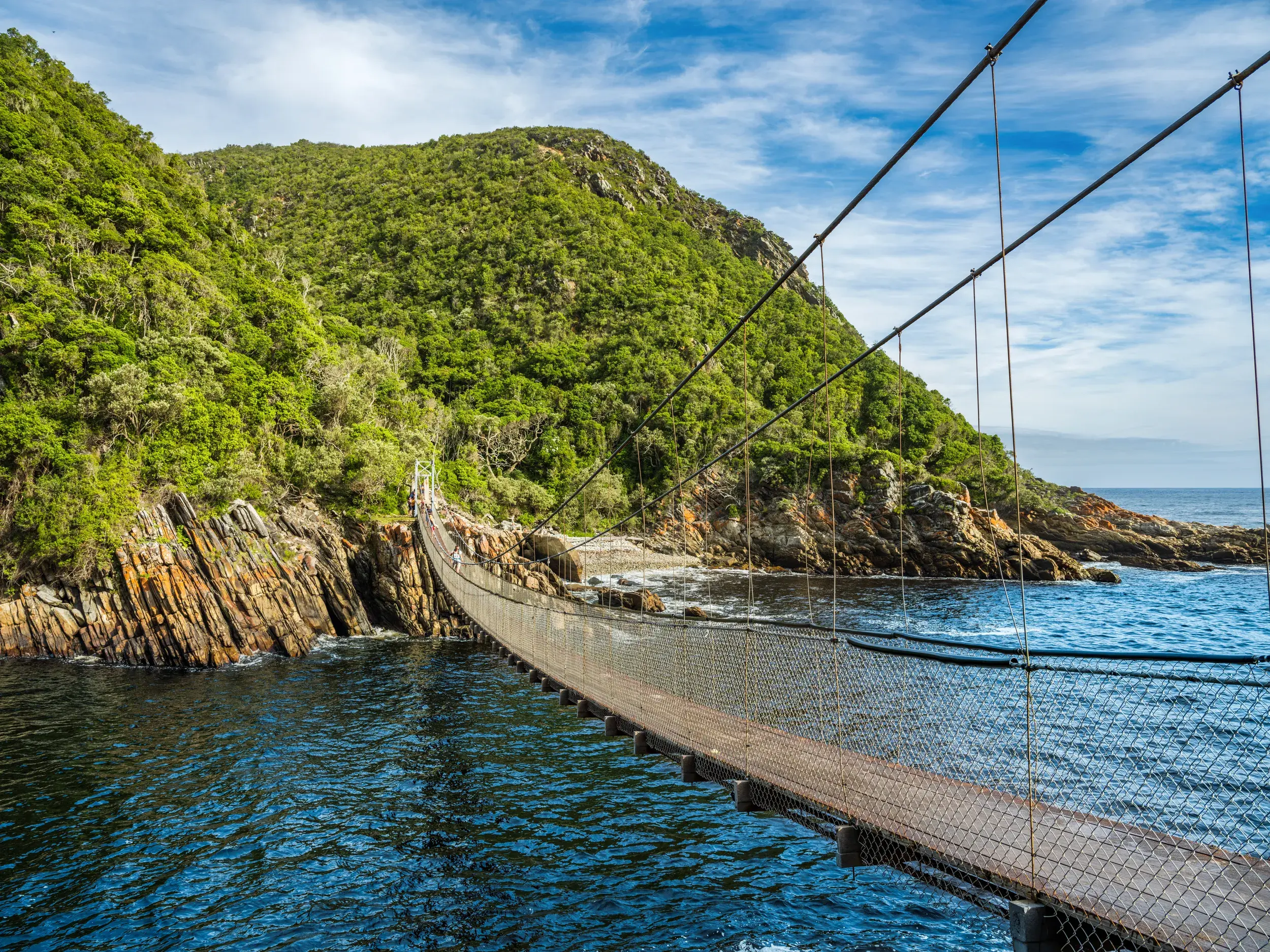 Die berühmte Hängebrücke über der Storms River Mündung im Tsitsikamma-Nationalpark an der südafrikanischen Garden Route.