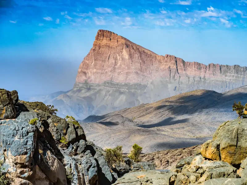 Imposantes Bergpanorama während einer Trekkingtour im Hadschar-Gebirge mit Blick auf den Jebel Shams im Oman.