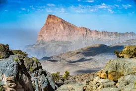 Imposantes Bergpanorama während einer Trekkingtour im Hadschar-Gebirge mit Blick auf den Jebel Shams im Oman.