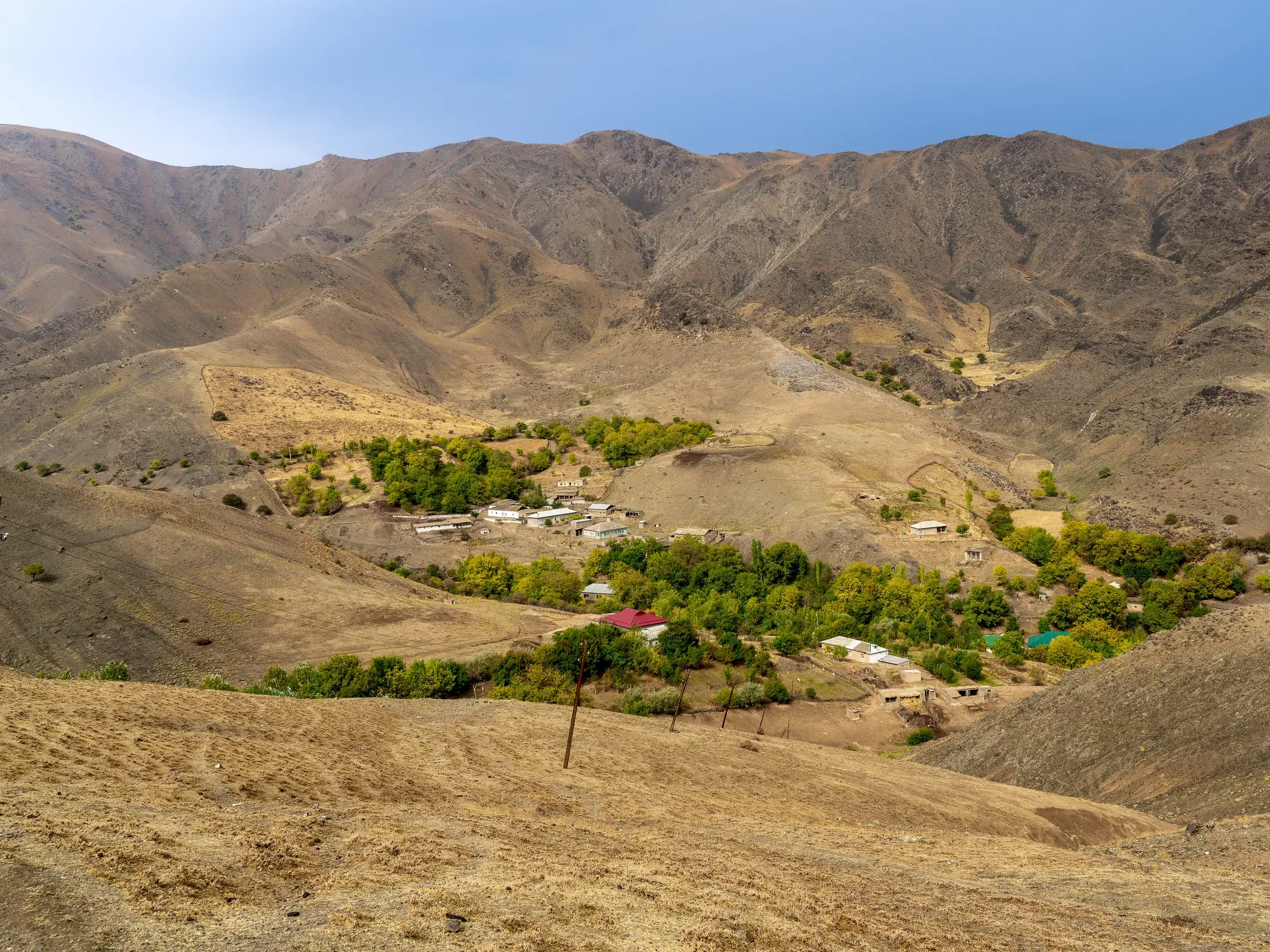 Blick von einem Hügel auf das Bergdorf Hayat im Nuratau-Gebirge in Usbekistan.