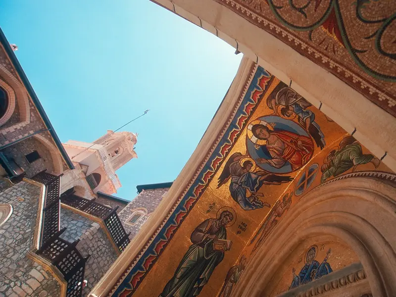 Prächtiges Goldmosaik eines Torbogens im Kykkos-Kloster im Troodosgebirge auf Zypern bei strahlend blauem Himmel.