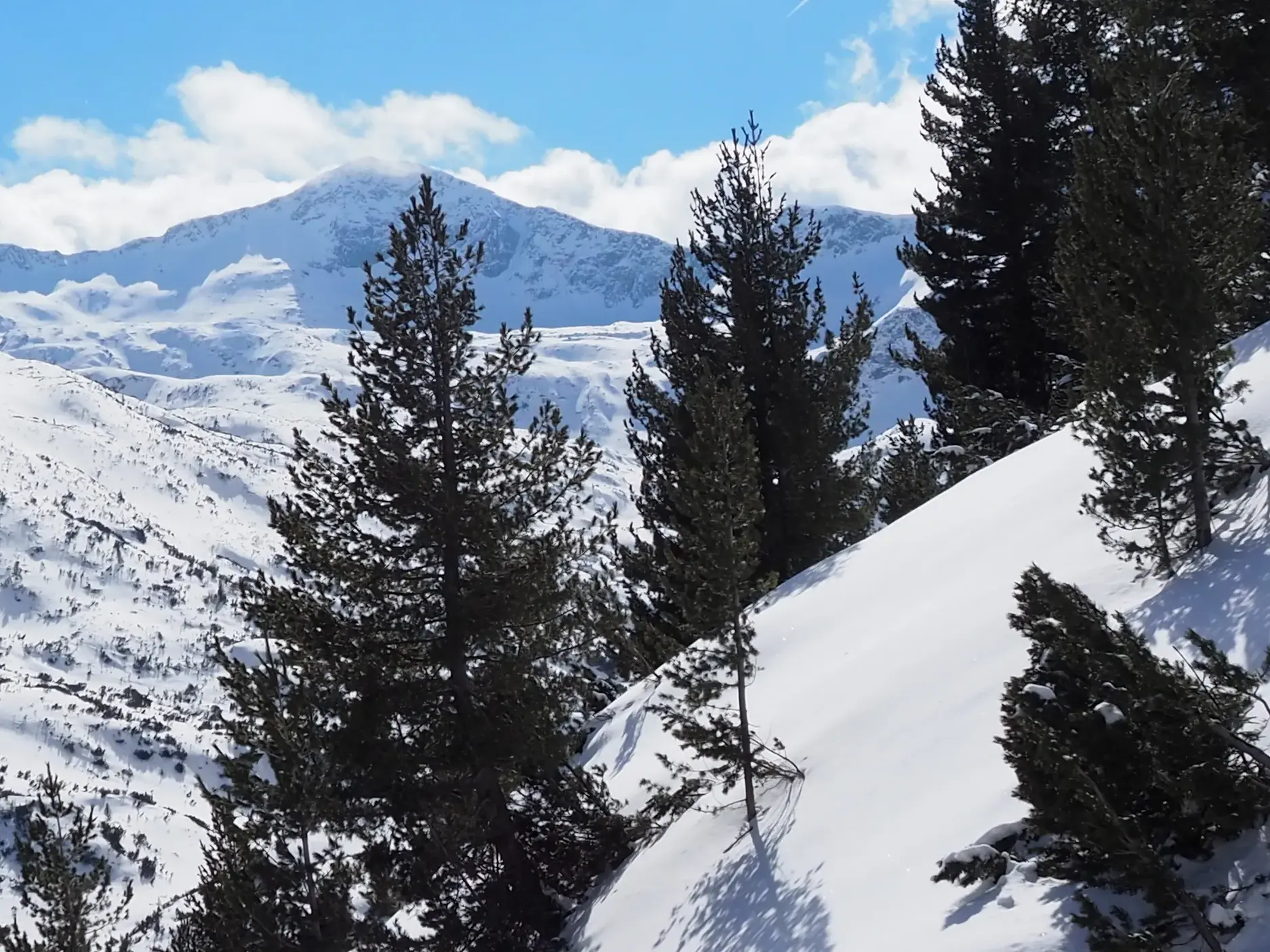 Blick auf den schneebedeckten Gipfel des Musala im Rila-Gebirge an einem sonnigen Wintertag in Bulgarien.