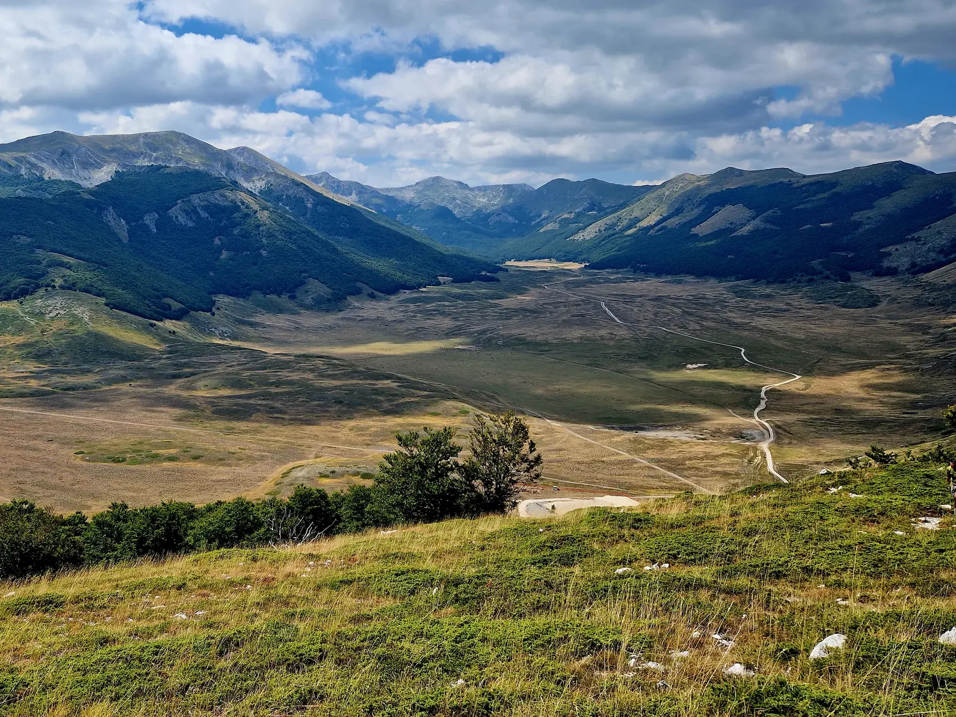 Panoramablick bei einer Wanderung über die weite Fuciner Hochebene im Sirente Velino Regionalpark in den Abruzzen.