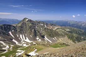 Weite Aussicht beim Trekking in Andorra auf den Gipfel des Pic de Montmalús und die umliegende Berglandschaft der Pyrenäen.