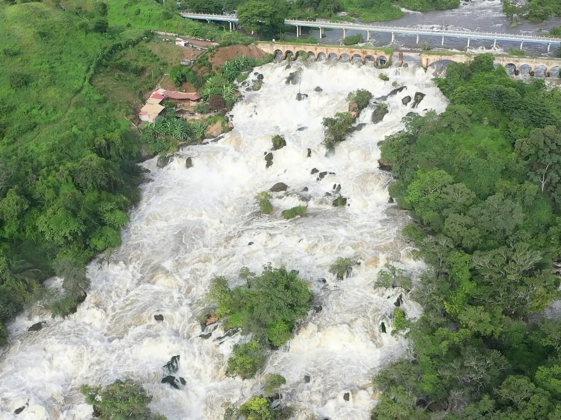 Aus der Vogelperspektive stürzen die Wassermassen der Kalandula Wasserfälle am Lucala-Fluss durch üppige Vegetation in Angola.