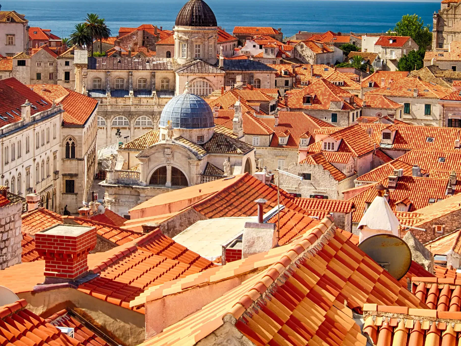 Blick über die berühmten Terrakotta-Dächer der UNESCO-Welterbe-Altstadt von Dubrovnik in Kroatien, im Hintergrund die Adria.