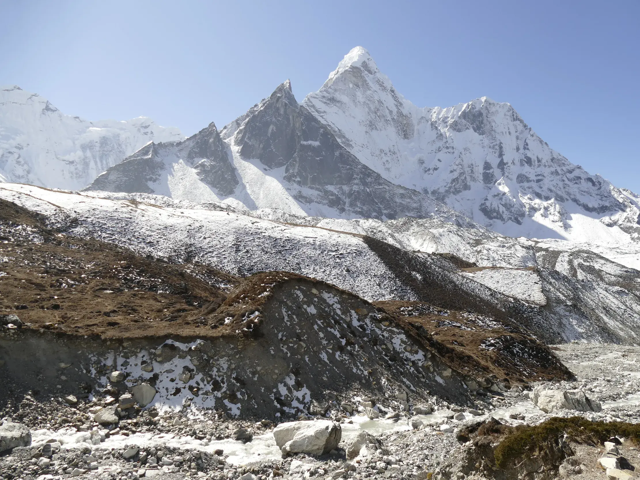 Panoramablick auf den markanten Gipfel der Ama Dablam im Sagarmatha-Nationalpark auf einer Trekkingtour in Nepal.
