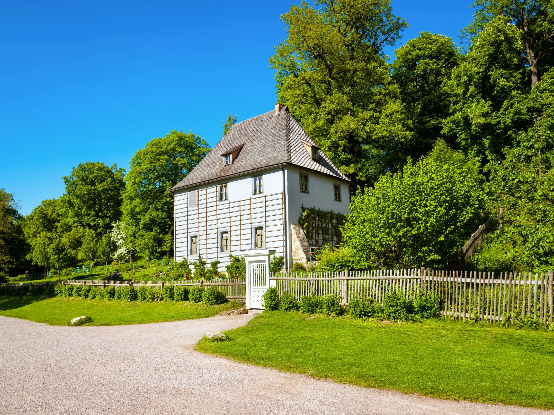Goethes historisches Gartenhaus im grünen Park an der Ilm in Weimar bei sonnigem Wetter