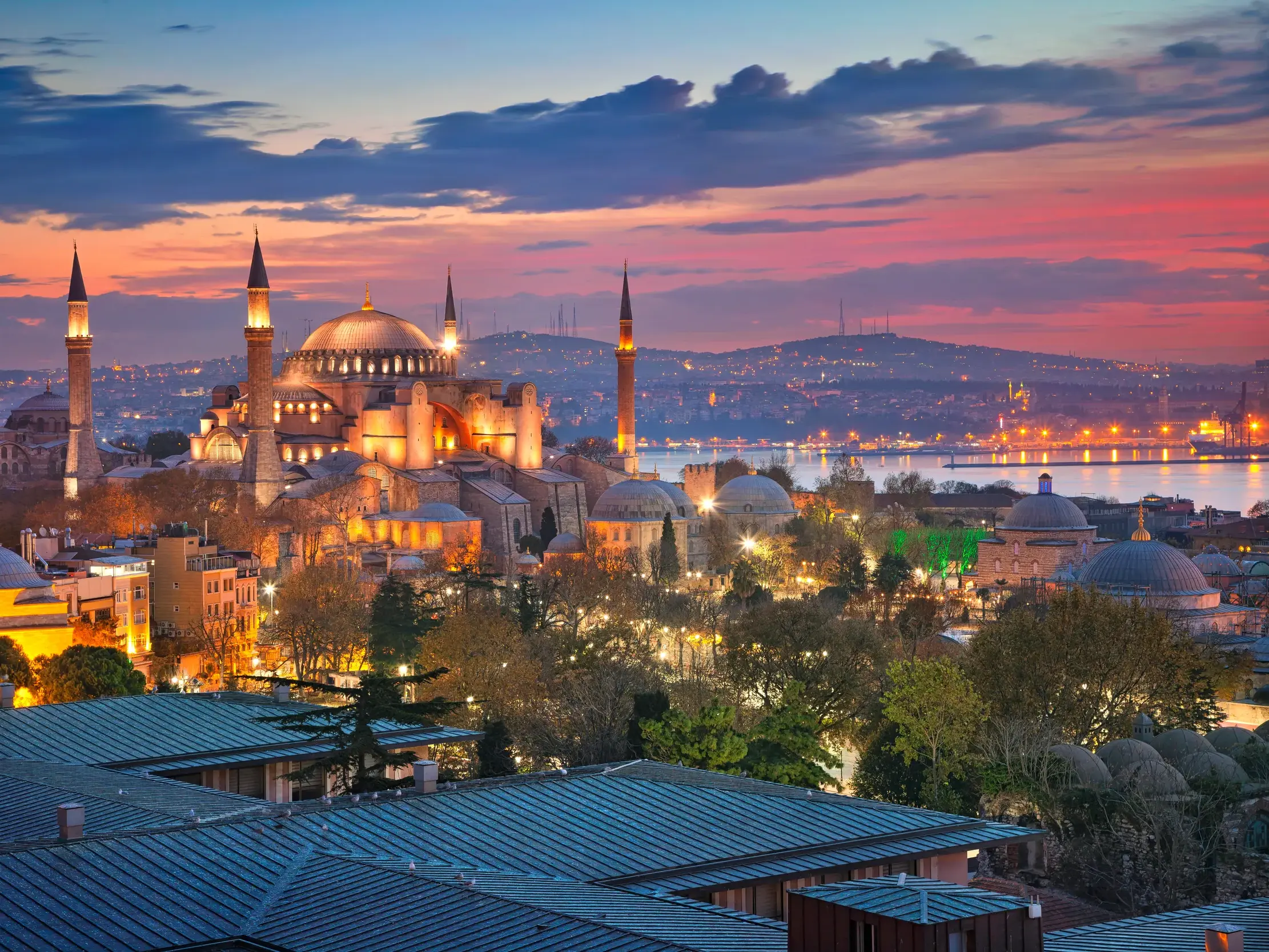 Die prächtige Hagia Sophia in Istanbul, beleuchtet bei Sonnenuntergang, mit Blick über die Stadt und den Bosporus.