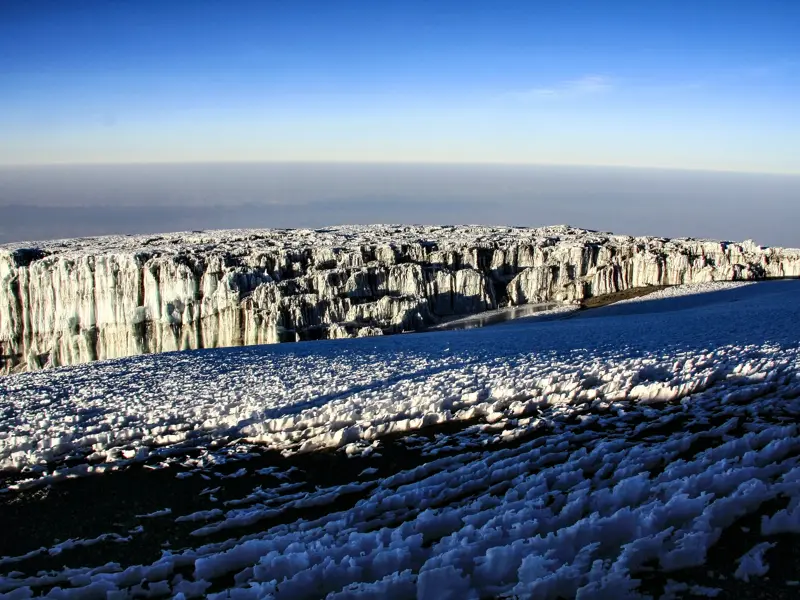 Blick auf die nördlichen Eisfelder am Kraterrand des Kilimanjaro beim Trekking zum Uhuru Peak über den Wolken Tansanias.