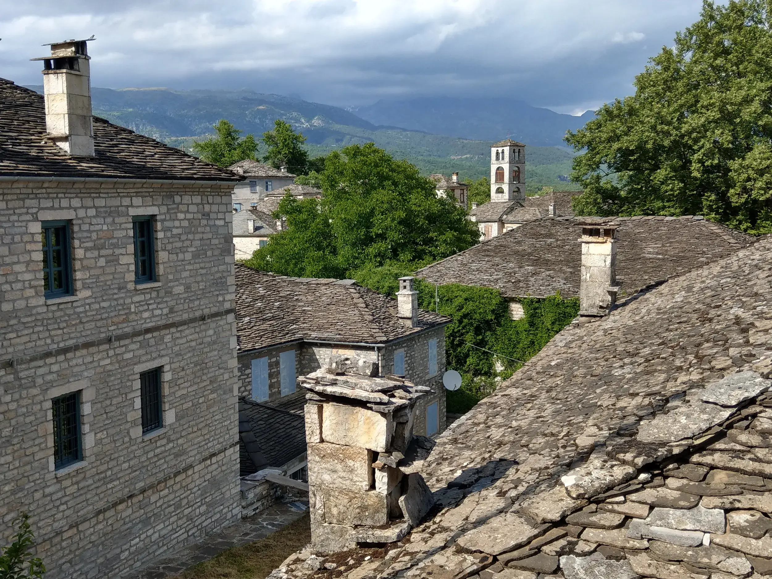 Dächer aus Stein und traditionelle Häuser im Bergdorf Papingo, Ausgangspunkt der Trekkingreise in der Zagori-Region.
