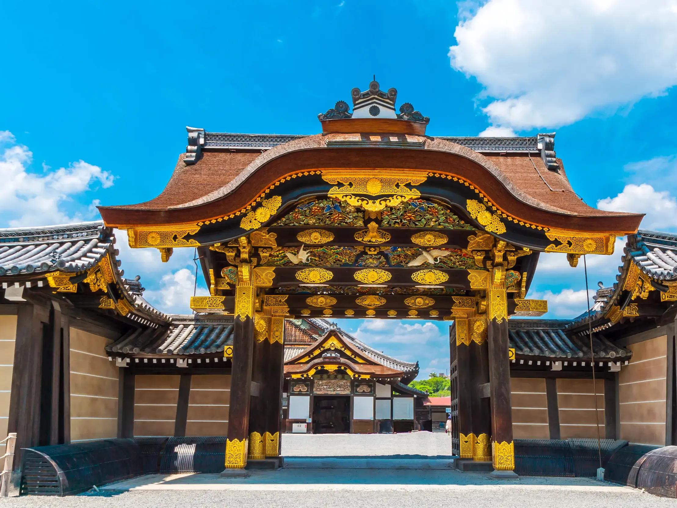 Das prachtvolle, mit Gold verzierte Karamon-Tor am Nijo-Schloss in Kyoto, ein Highlight dieser Japan-Studienreise.