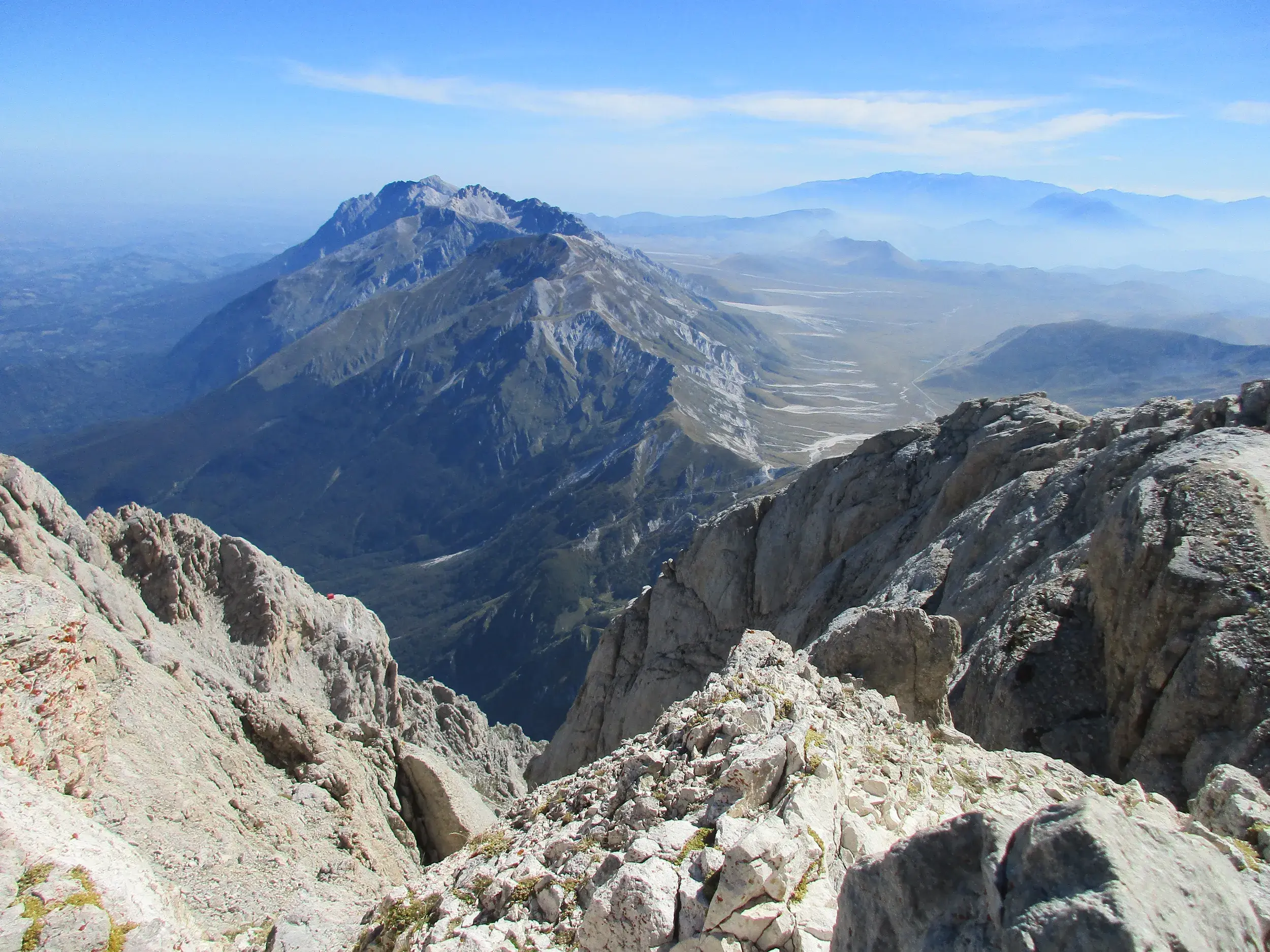 Weitsicht vom Gipfel des Gran Sasso über die rauen Gipfel der Abruzzen und die weite Hochebene des Campo Imperatore.
