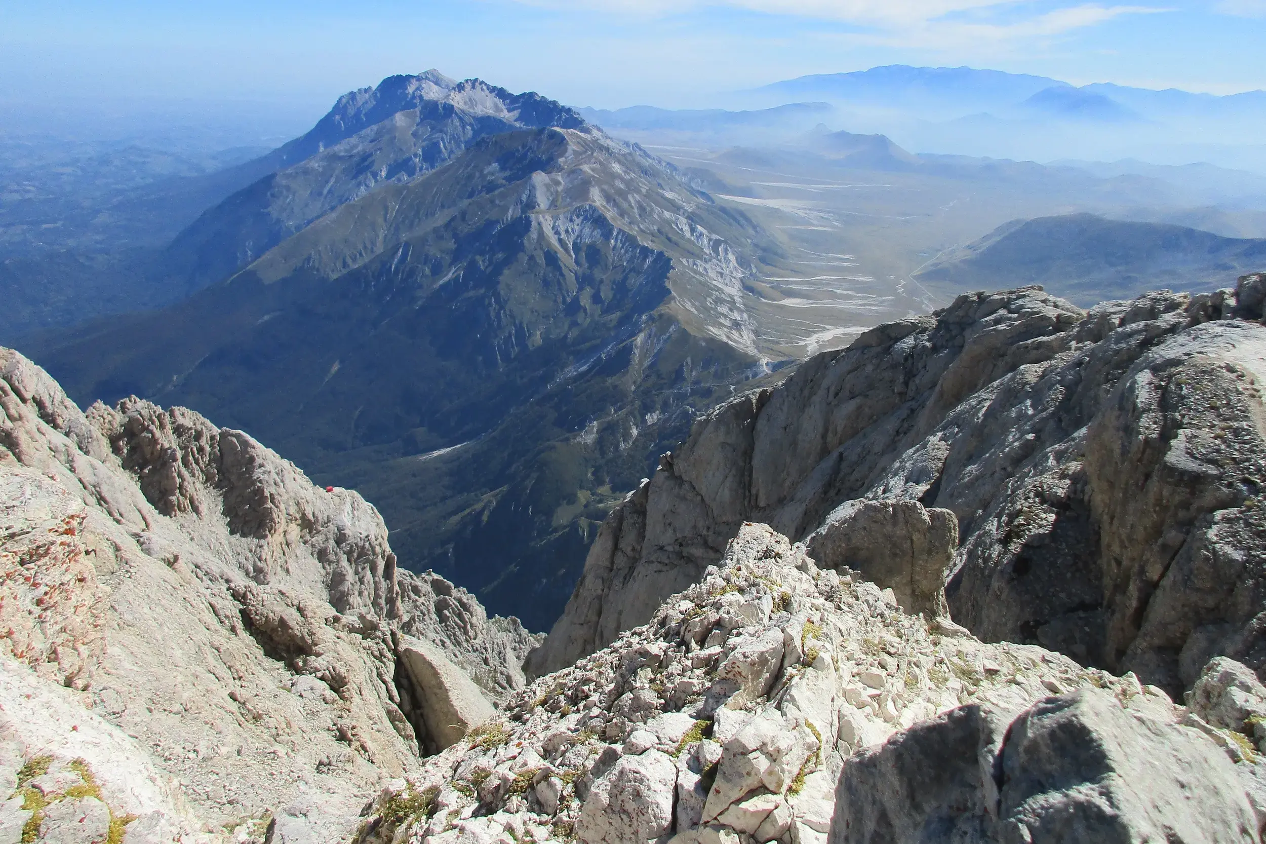 Weitblick von einem felsigen Gipfel im Gran Sasso Massiv über die rauen Berge der Abruzzen und die Hochebene Campo Imperatore.