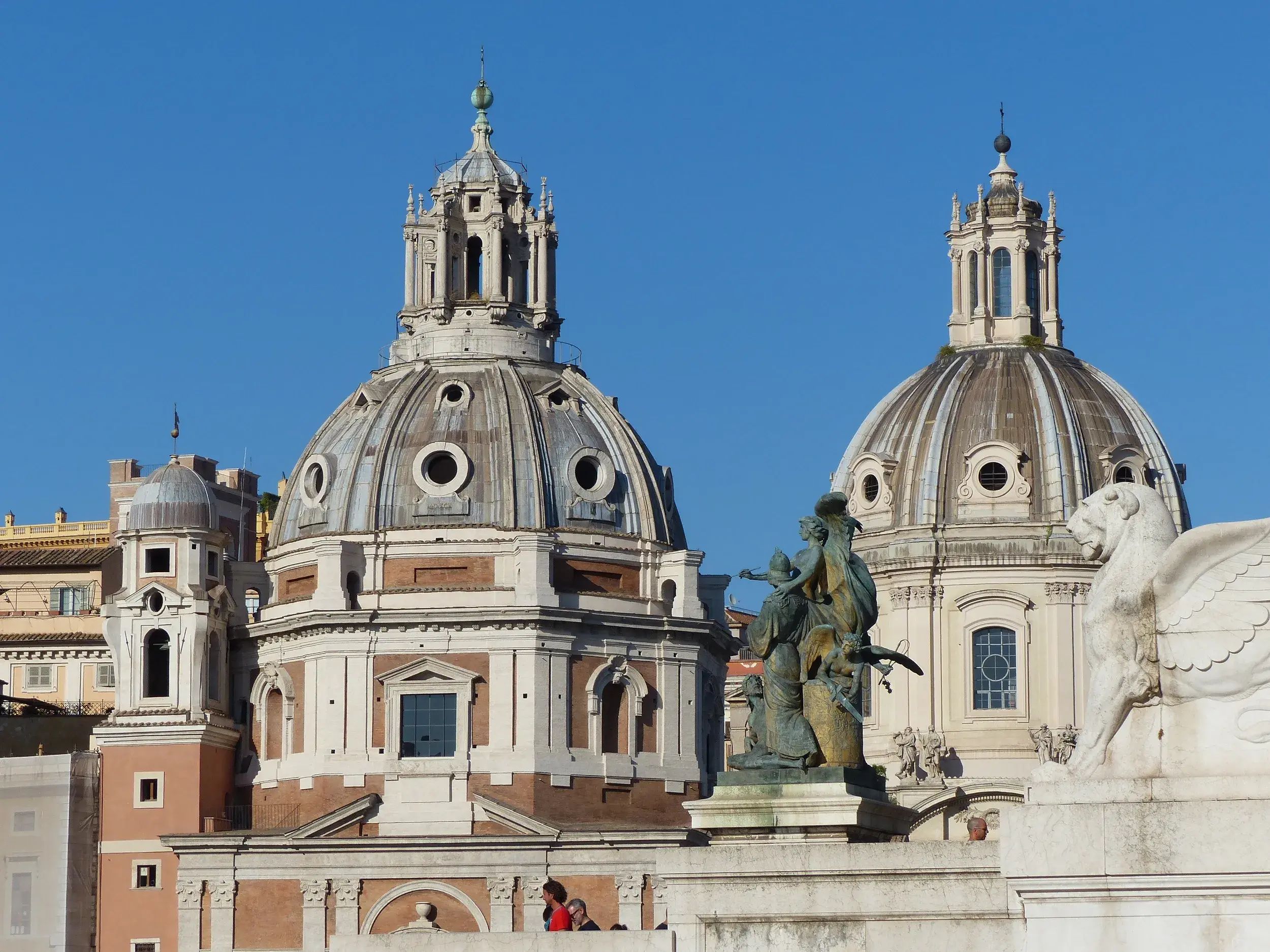 Die Kuppeln der Kirchen Santa Maria di Loreto und Santissimo Nome di Maria am Trajansforum in Rom an einem sonnigen Tag.