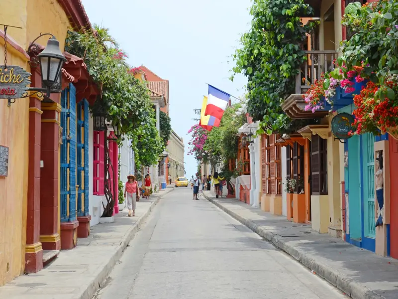 Spaziergang durch eine farbenfrohe Gasse in der kolonialen Altstadt von Cartagena, UNESCO-Weltkulturerbe in Kolumbien.