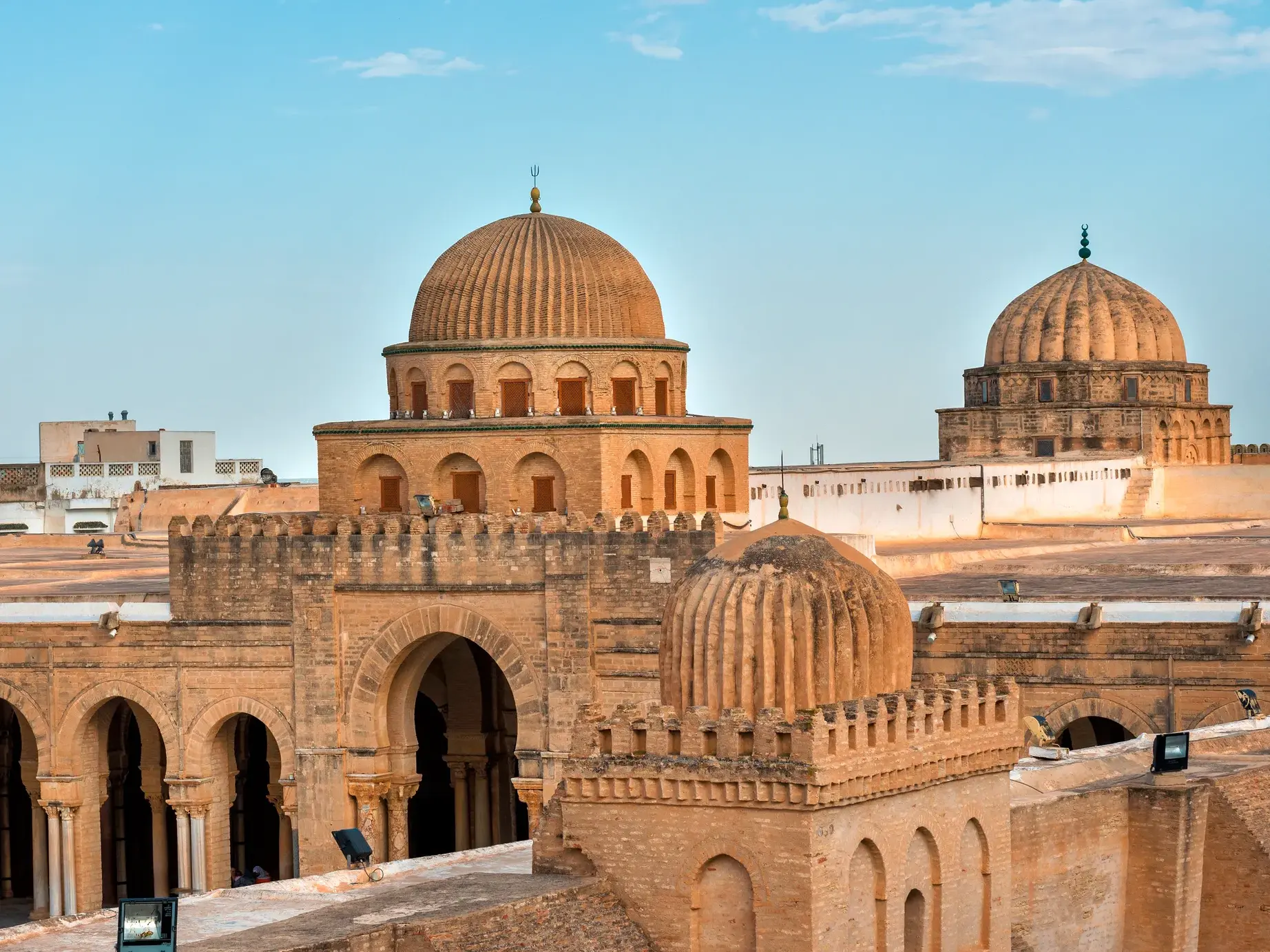 Die sandsteinfarbenen Kuppeln und Arkaden der Großen Moschee von Kairouan, einem UNESCO-Welterbe in Tunesien.
