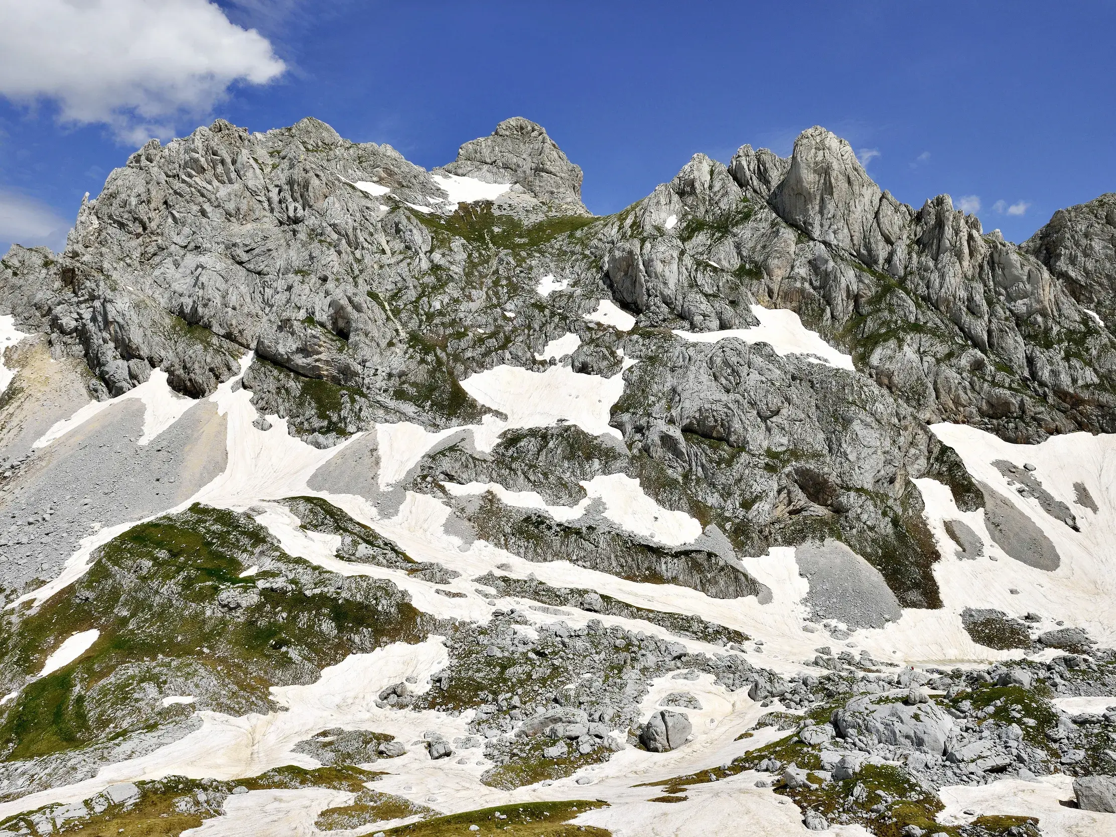 Schroffer Karstgipfel des Crvena Greda mit letzten Schneefeldern im Durmitor-Nationalpark in Montenegro.