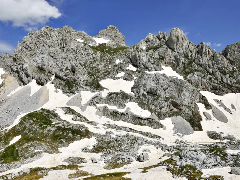 Schroffer Karstgipfel des Crvena Greda mit letzten Schneefeldern im Durmitor-Nationalpark in Montenegro.