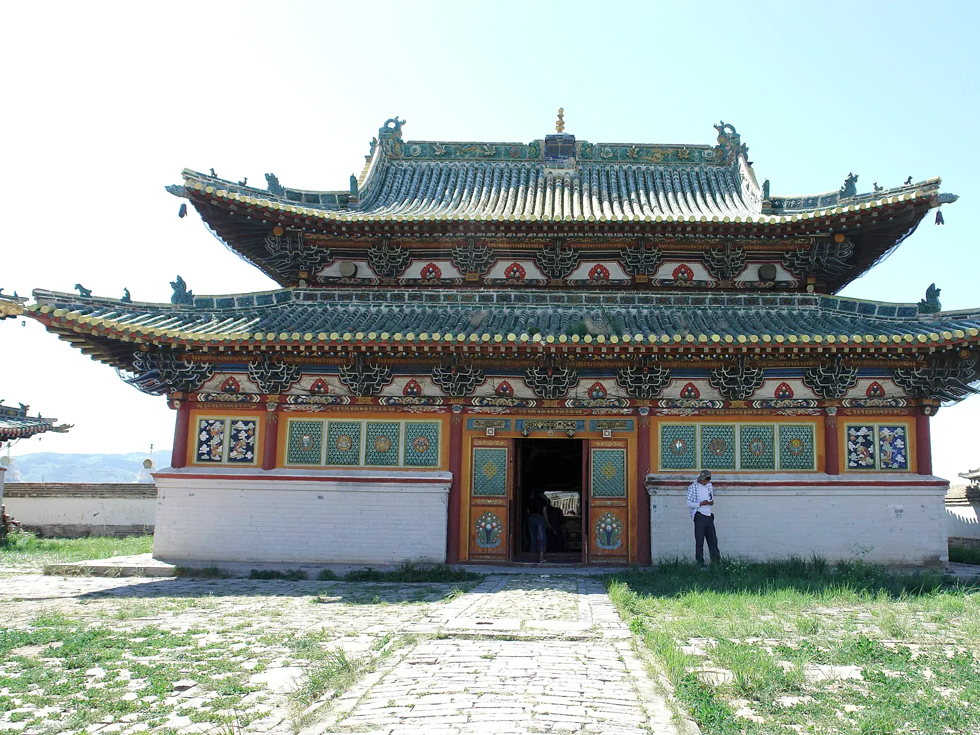 Prachtvoller Tempel des Erdene Zuu Klosters in Karakorum mit verziertem Pagodendach unter blauem Himmel der Mongolei.