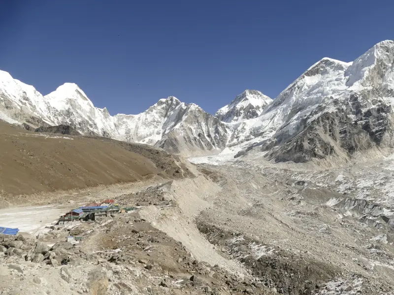 Panoramablick auf die Lodges von Gorak Shep am Khumbu-Gletscher vor der Kulisse schneebedeckter Himalaya-Gipfel in Nepal.