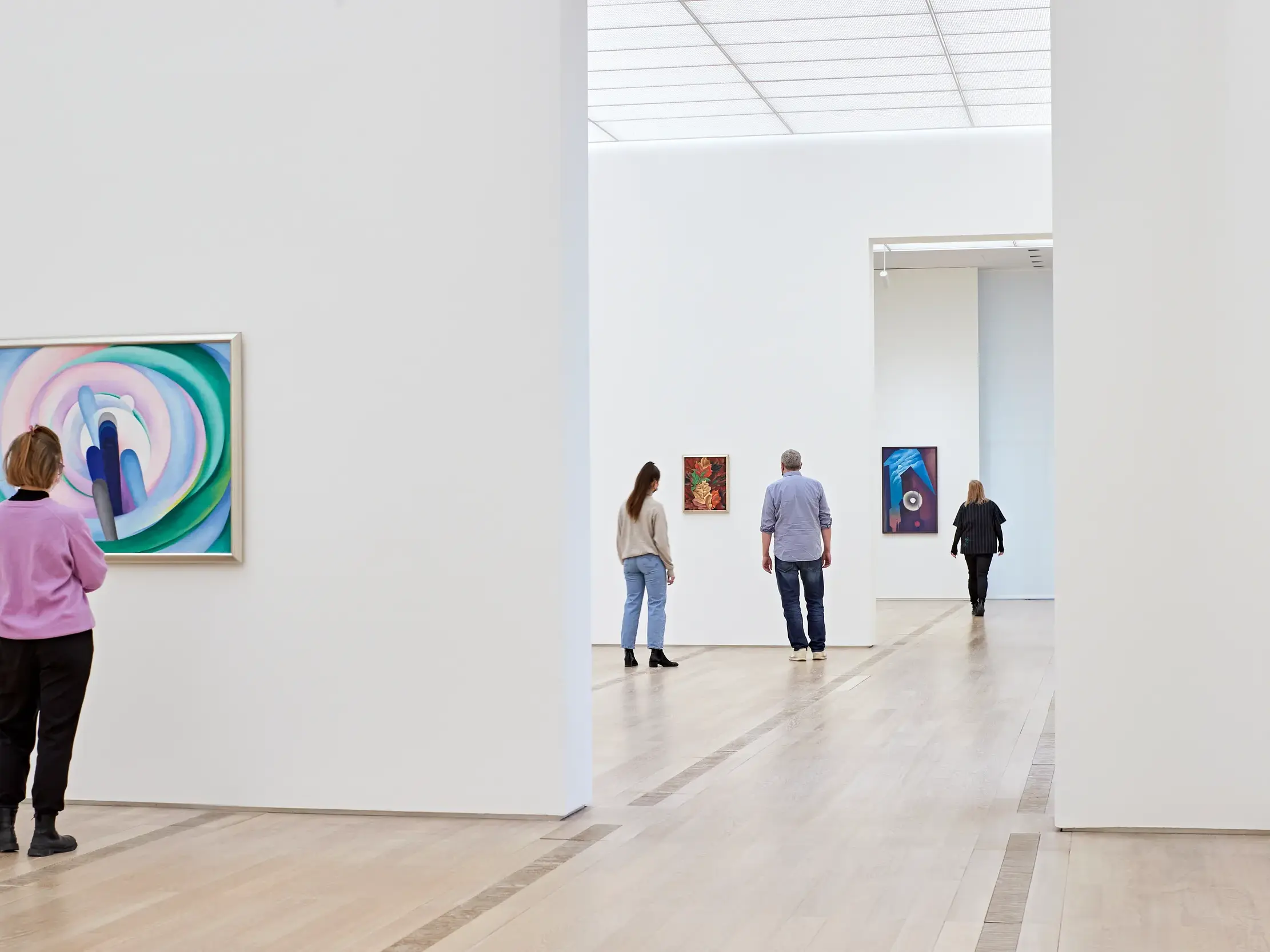 Besucher betrachten moderne Gemälde in den hellen Räumen der Fondation Beyeler in Riehen bei Basel.