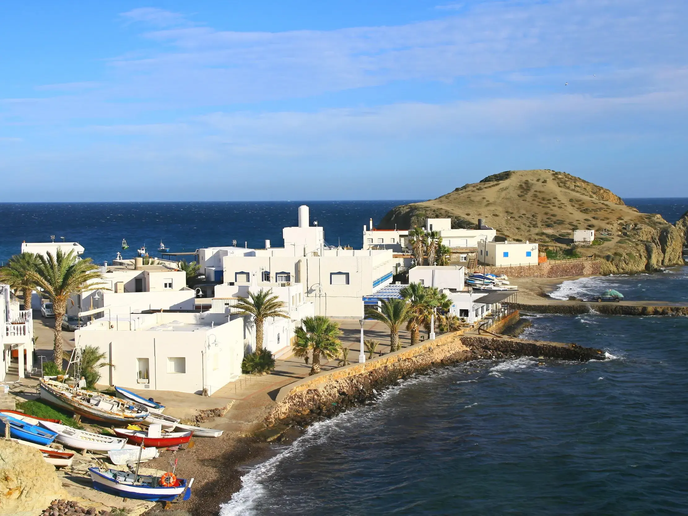 Das Fischerdorf La Isleta del Moro im Naturpark Cabo de Gata mit seinen weißen Häusern und Booten an der Küste Andalusiens.