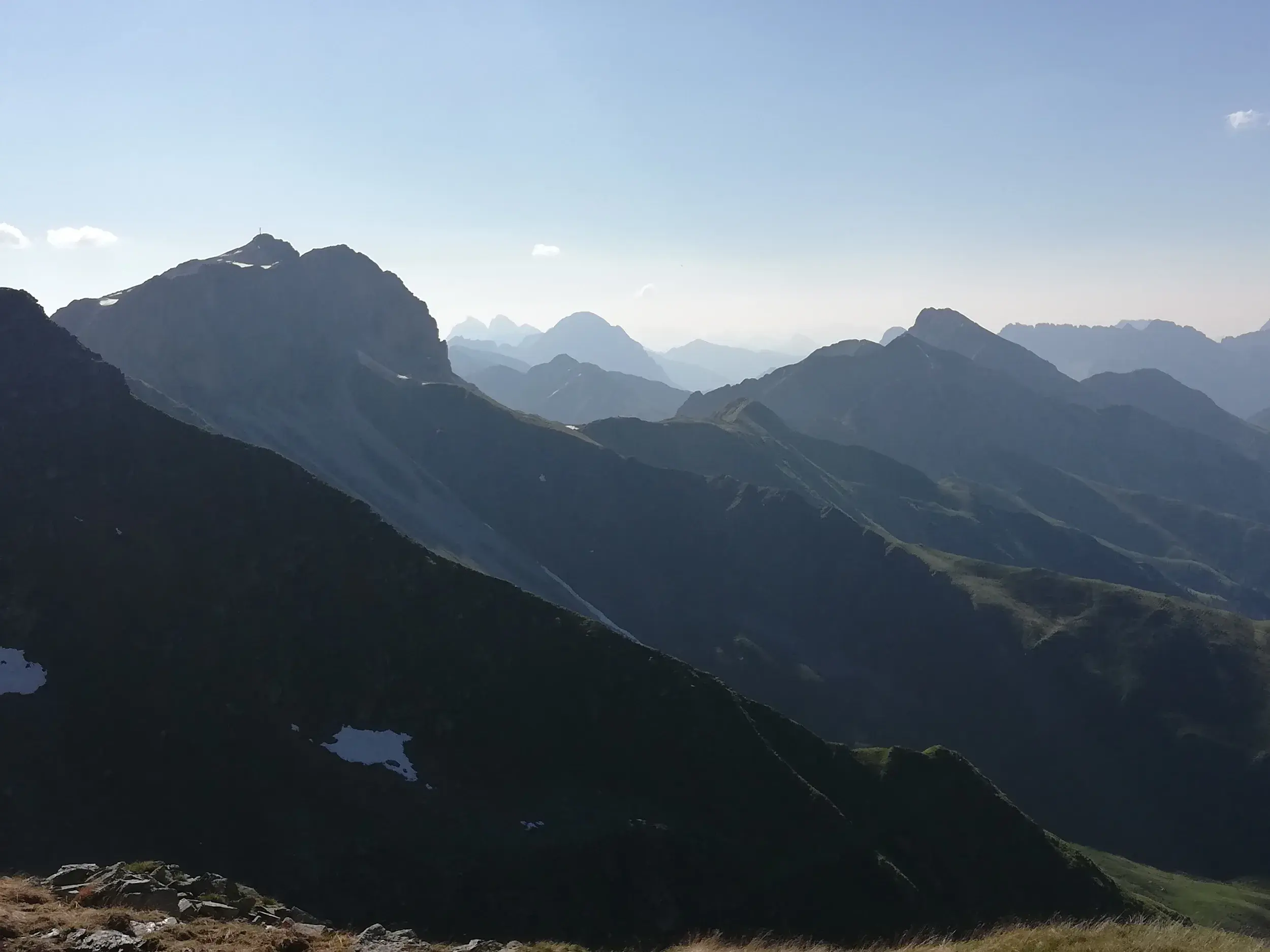 Majestätischer Ausblick vom Karnischen Höhenweg auf die gestaffelten Gipfel der Südtiroler Dolomiten bei klarer Sicht.