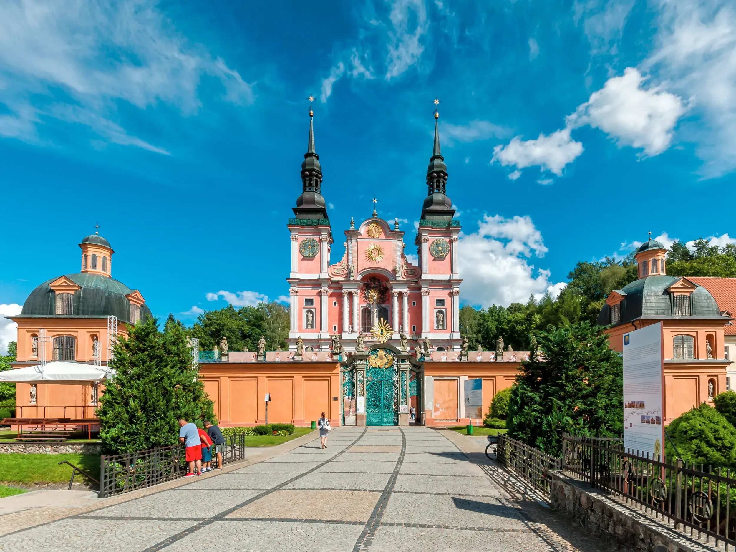 Prachtvolle Fassade der barocken Wallfahrtskirche Heiligelinde (Swieta Lipka) in den Masuren an einem sonnigen Tag.