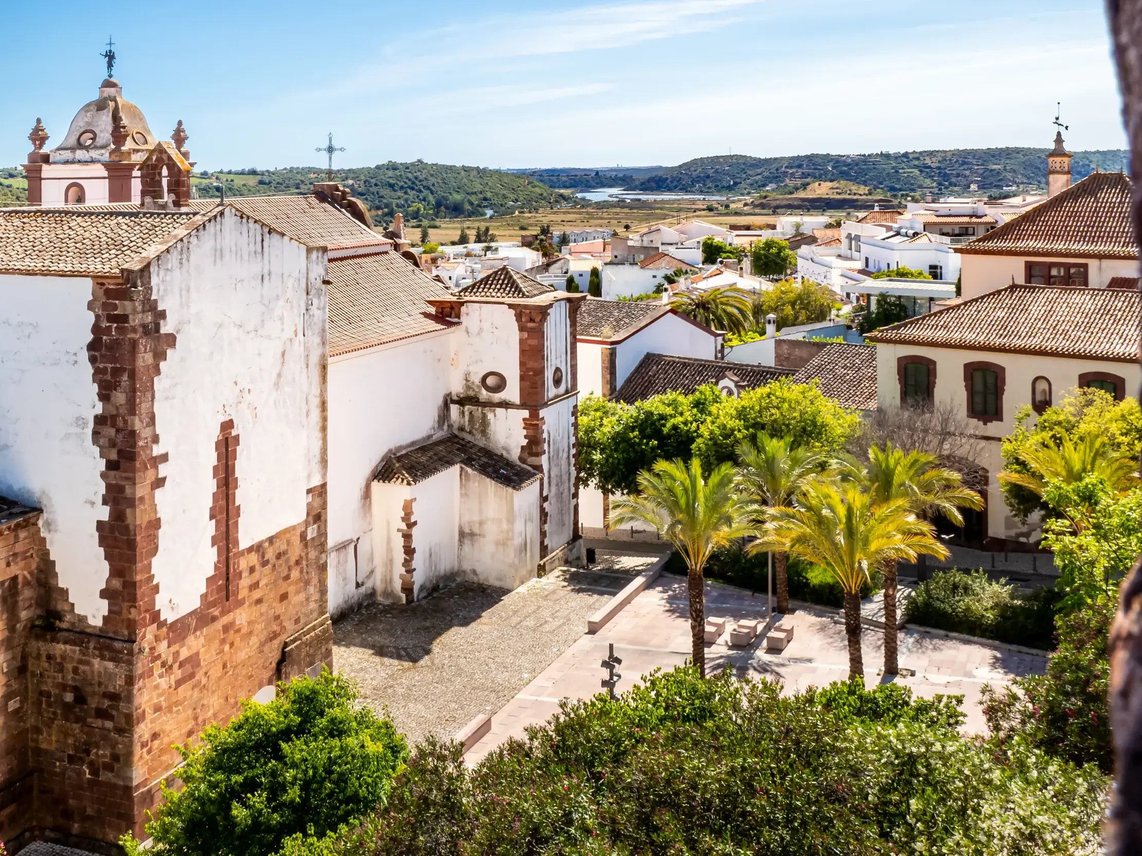 Blick von der Festung auf die Sé Catedral de Silves und die Altstadt bei einer Wanderreise durch die Algarve in Portugal.