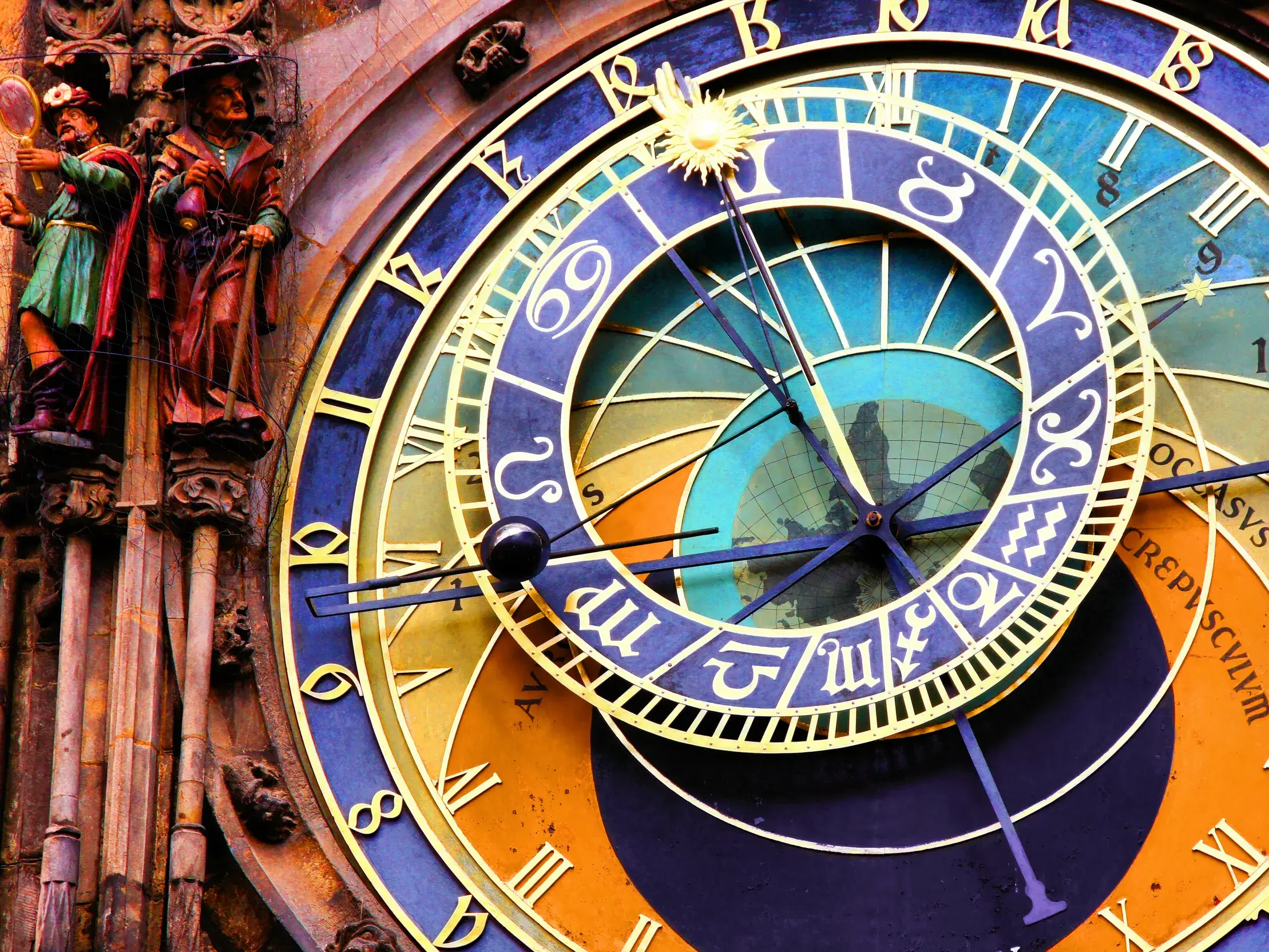 Detailansicht des kunstvollen Ziffernblatts der astronomischen Uhr am Prager Altstädter Rathaus mit gotischen Figuren.