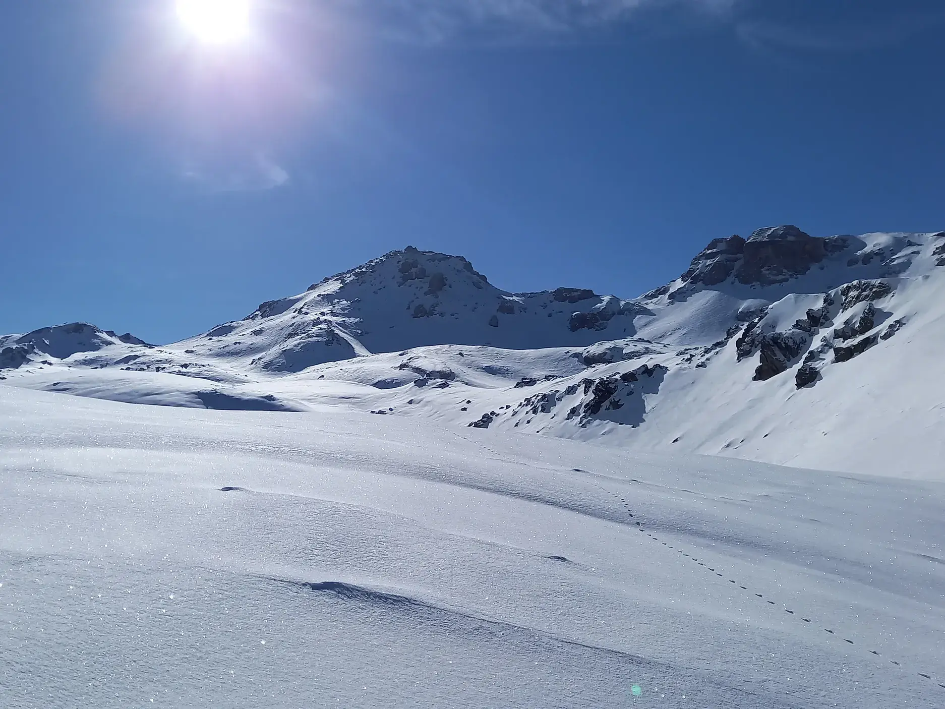 Einsame Aufstiegsspur bei einer Skitour durch die verschneite Berglandschaft des Korab-Gebirges in Albanien.