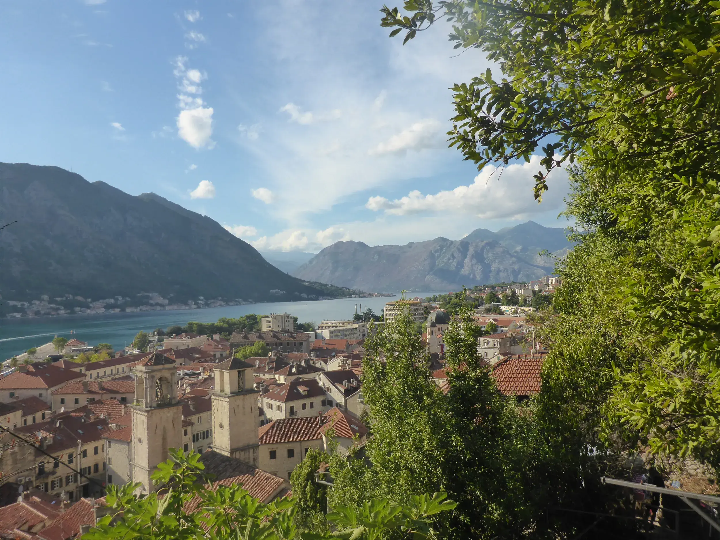 Malerischer Ausblick während der Wanderung über die roten Dächer der Altstadt von Kotor und die tiefblaue, fjordartige Bucht.