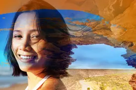 Junge Frau lächelt auf einer Studienreise, überlagert mit der Ansicht eines Felsbogens im weiten Outback Australiens.