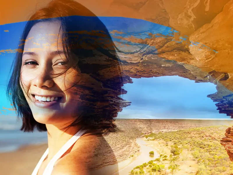 Junge Frau lächelt auf einer Studienreise, überlagert mit der Ansicht eines Felsbogens im weiten Outback Australiens.
