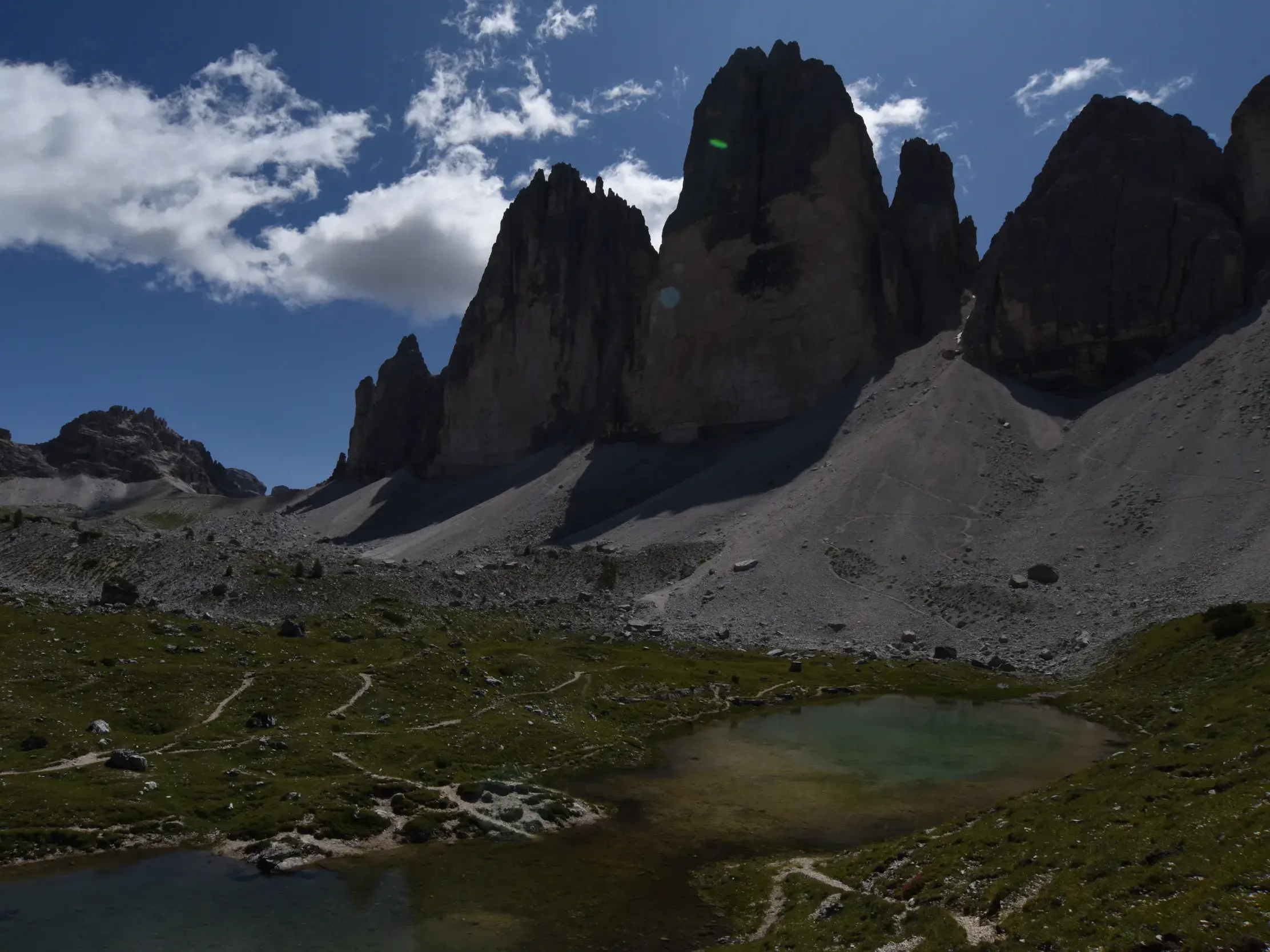 Wanderwege an den Bödenseen am Fuße der majestätischen Drei Zinnen im UNESCO Welterbe Dolomiten bei einer Trekkingreise.