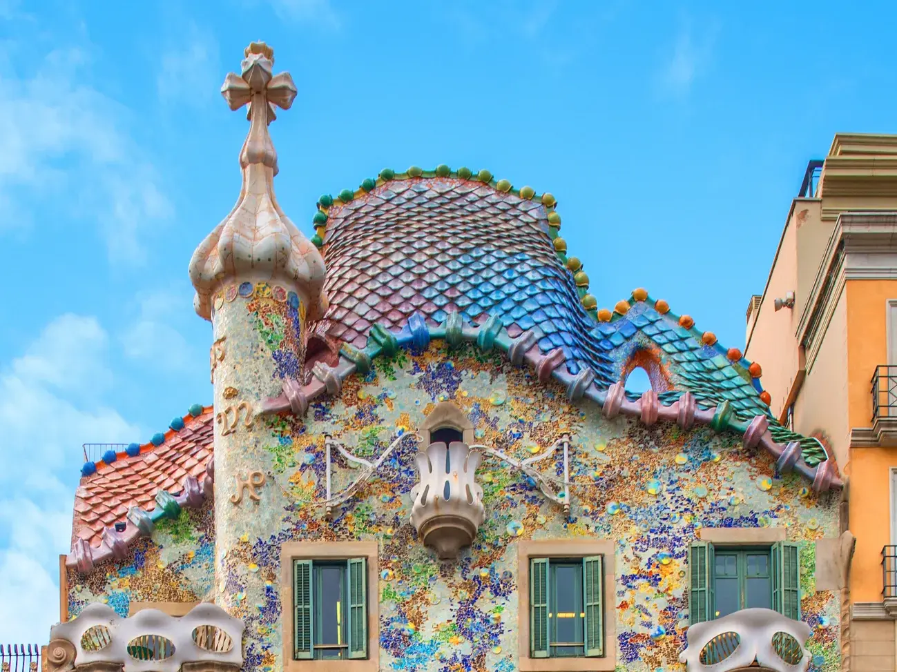 Farbenfrohe Mosaikfassade der Casa Battló in Barcelona mit den organisch geformten, maskenartigen Balkonen im Jugendstil.