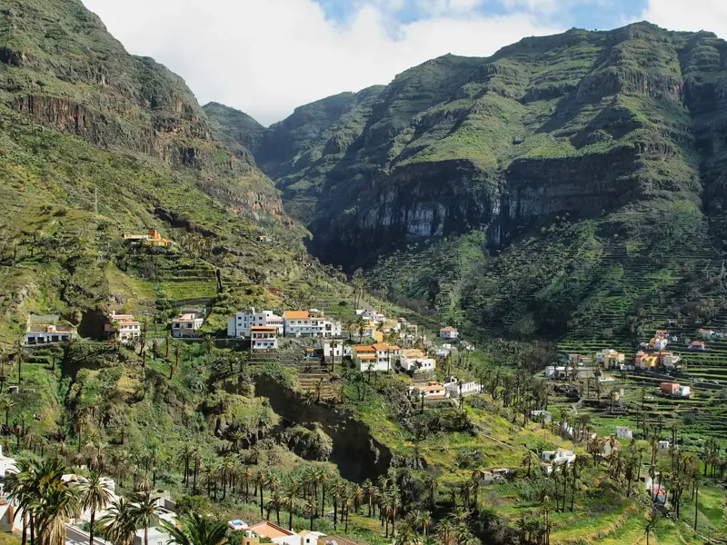Weiße Häuser und Palmenhaine im üppig grünen und terrassierten Valle Gran Rey auf der Wanderinsel La Gomera.