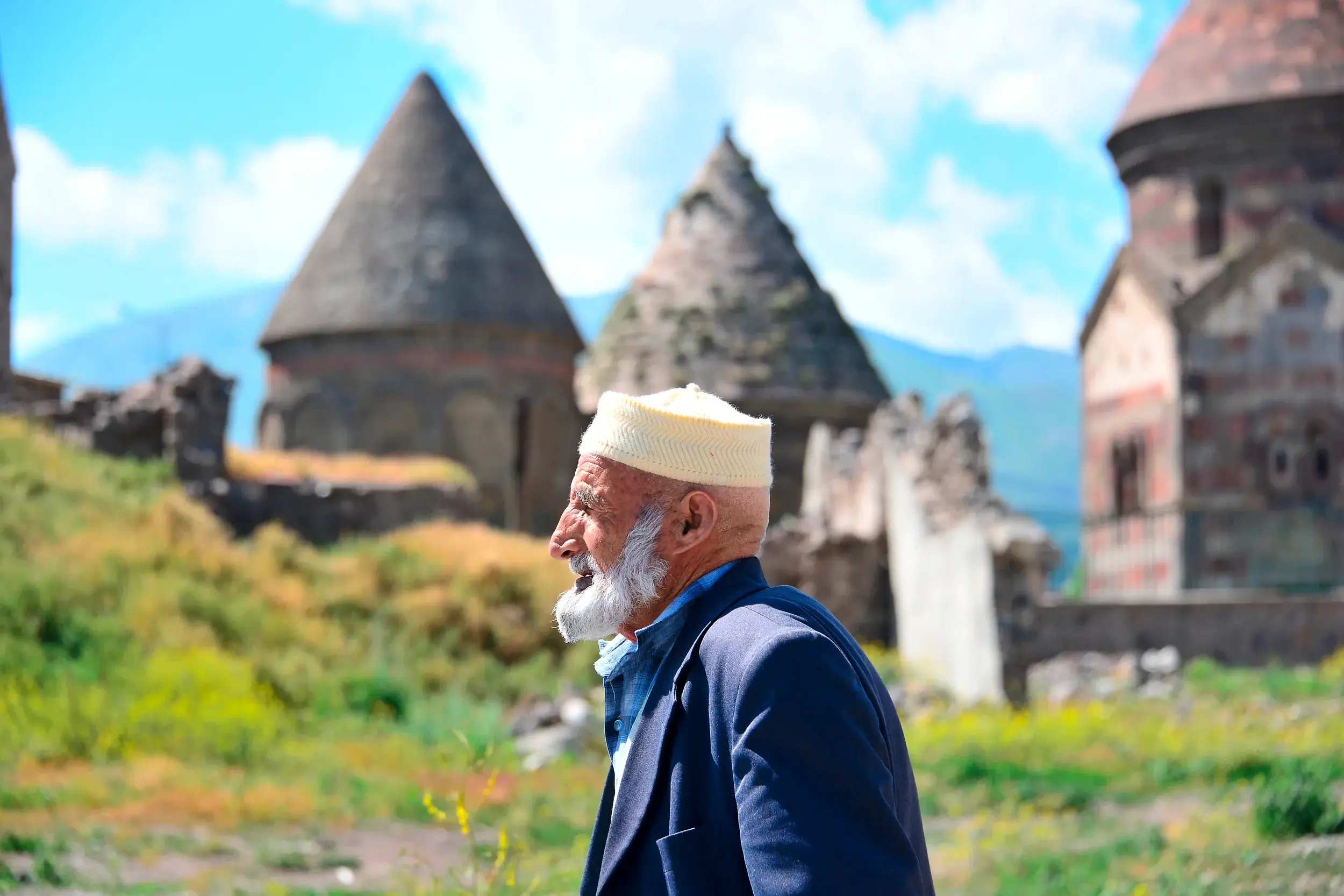 Einheimischer Mann mit Bart vor historischen Kümbet-Gräbern in Erzurum während einer Studienreise in der Osttürkei.