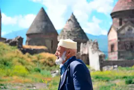 Einheimischer Mann mit Bart vor historischen Kümbet-Gräbern in Erzurum während einer Studienreise in der Osttürkei.