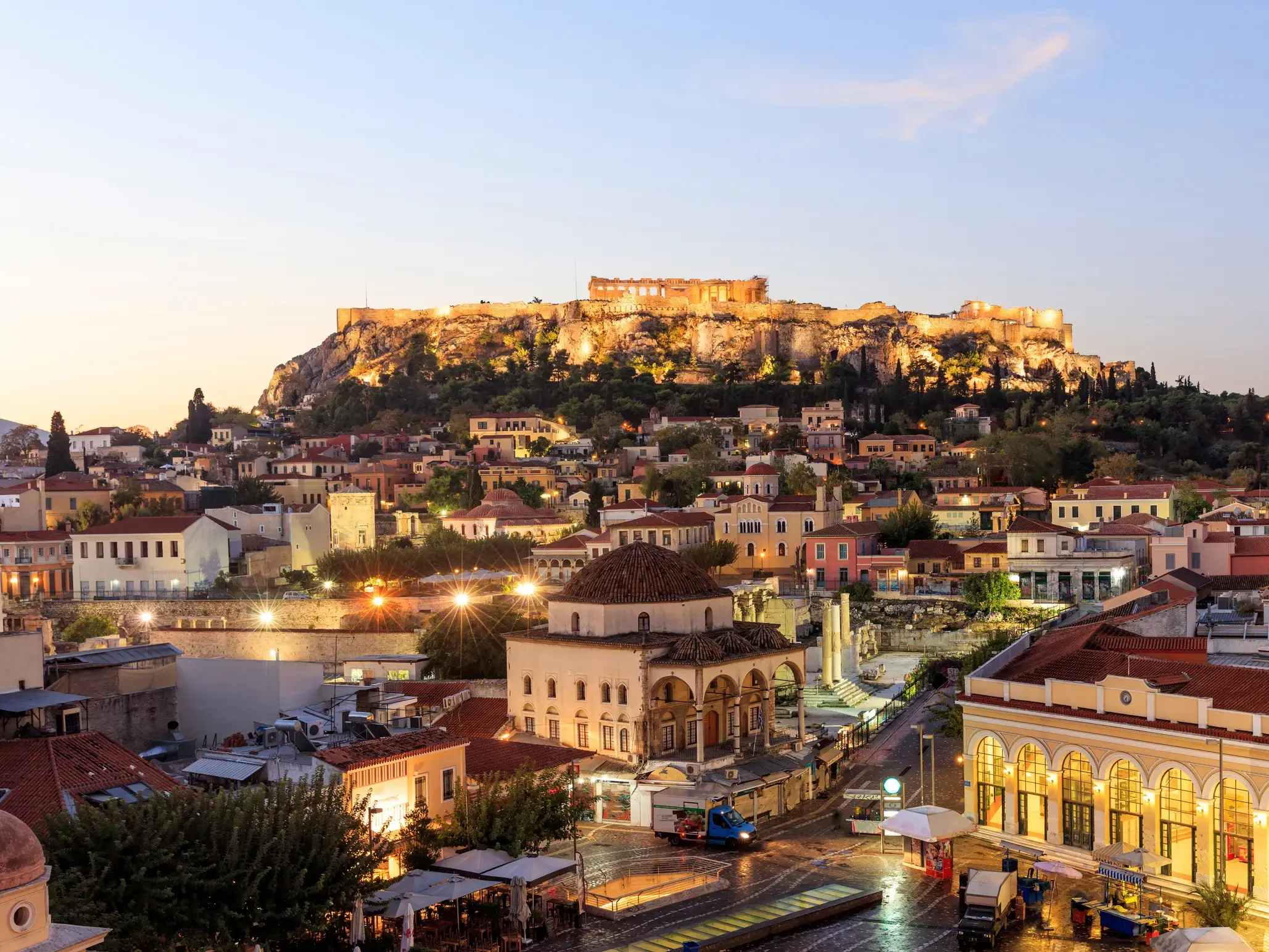 Die berühmte Akropolis thront bei Dämmerung über den Dächern der stimmungsvollen Altstadt Plaka in Athen.