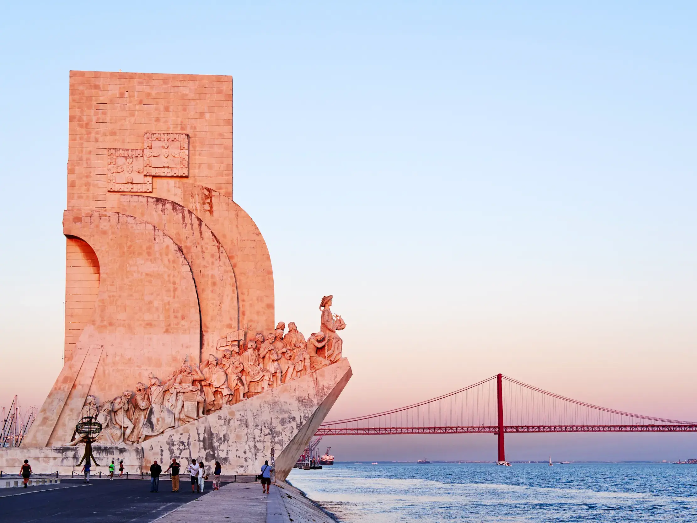 Das imposante Denkmal der Entdeckungen am Ufer des Tejo im Stadtteil Belém in Lissabon während des Sonnenuntergangs.