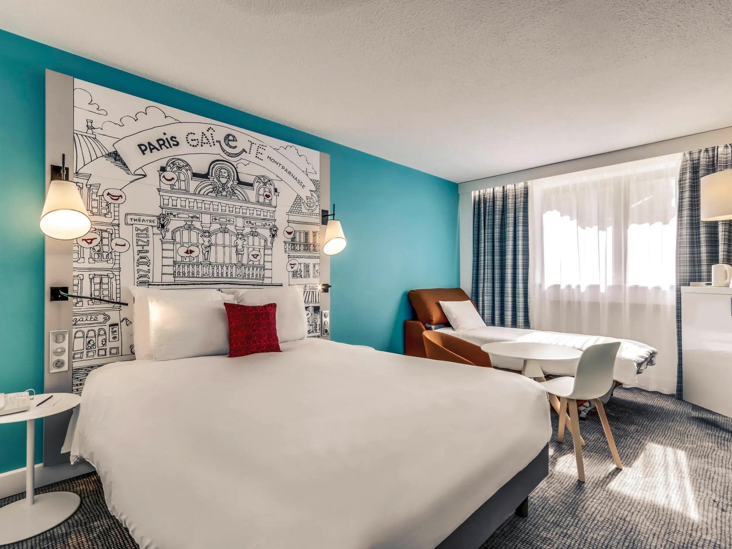 Modern eingerichtetes Doppelzimmer im Hotel Mercure Gare Montparnasse in Paris mit einer künstlerischen Wanddekoration.
