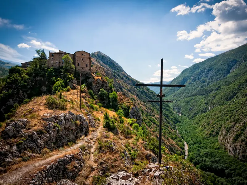 Atemberaubende Aussicht beim Wandern auf das Bergdorf Castrovala, das auf einem Grat über der grünen Sagittario-Schlucht thront.